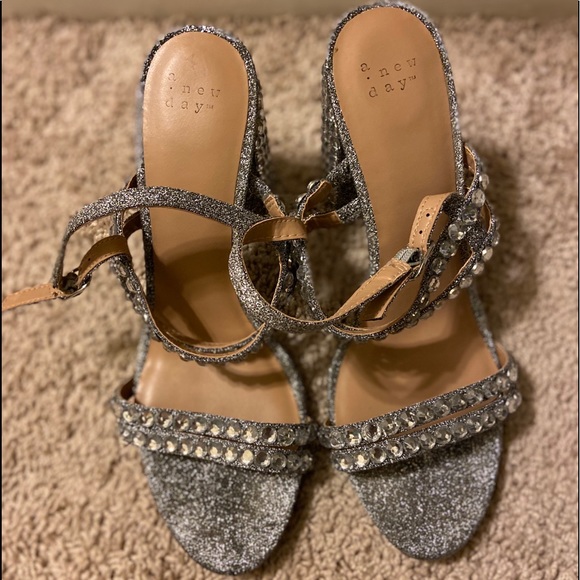 Custom made Silver & Rhinestone block heel 👠 - Picture 3 of 6